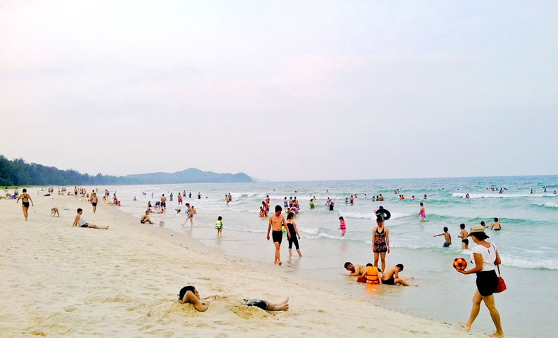 tắm-biển-minh-châu