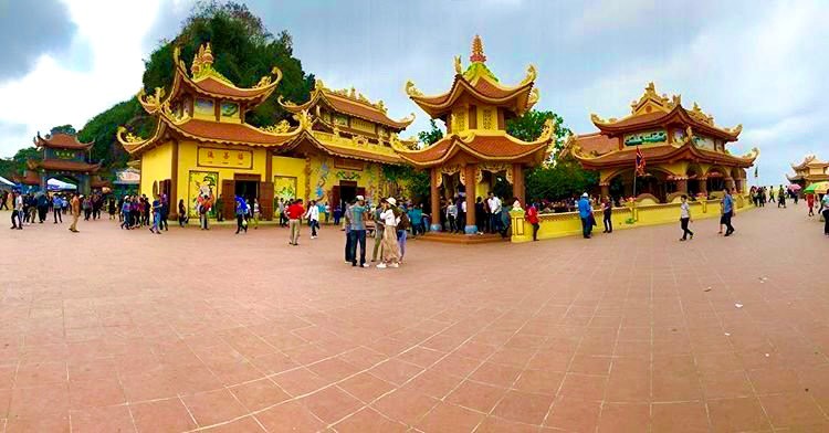 du khách thập phương đến viếng lễ đền Bà Đế