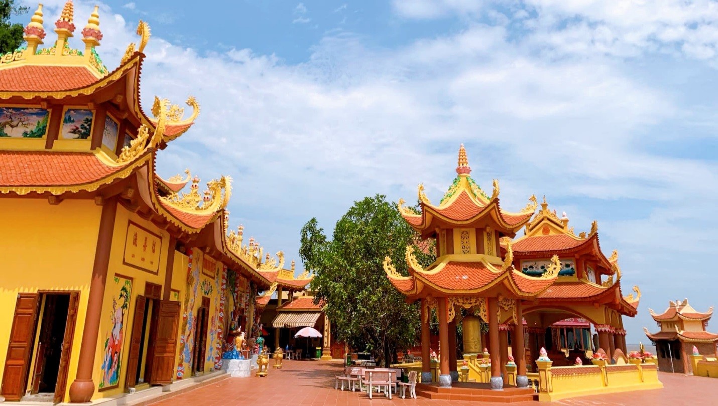 khuôn viên bên ngoài đền bà đế